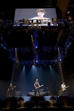 ＣＮＢＬＵＥ（シーエヌブルー）が２５日、横浜アリーナで単独コンサート「２０１１　ＣＮＢＬＵＥ　ＬＩＶＥ　ＩＮ　ＹＯＫＯＨＡＭＡ　ＡＲＥＮＡ」を行った。（写真＝ＦＮＣミュージック提供）。