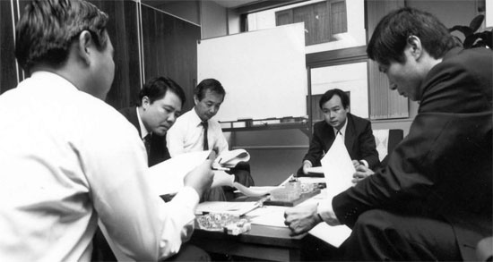 ソフトバンクの創業初期、孫正義会長が役員と会議している。 職員２人でスタートしたソフトバンクは、一時は不渡り危機を迎えたが、孫会長のマーケティングで起死回生した。 最初の顧客を確保してから１カ月後には職員数が１５人に増え、その１カ月後には１００人規模の会社になった。 １年後、ソフトバンクは売上高３５億円の中堅企業に成長した。 日本のマスコミは孫会長を「怪物実業家」と呼んだ。 （写真＝ソフトバンク提供）