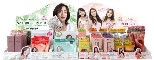 俳優のチャン・グンソク（左）とＫＡＲＡ（カラ）のメンバーがイメキャラを勤めるＮＡＴＵＲＥ　ＲＥＰＵＢＬＩＣ（ネイチャーリパブリック）が大手コンビニのサークルＫサンクスに入店する。