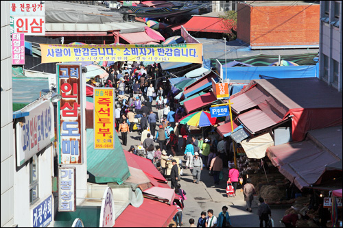 隣接する京東(キョンドン)市場には、鹿の角や高麗人参、薬草など様々な韓薬剤を売るお店や、韓医院など約500店がひしめき合っているほか、食品や日用雑貨を売る在来市場があり、いつも人々で溢れています。