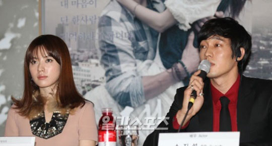 ６日、釜山（プサン）国際映画祭開幕作「ただあなただけ」の試写会に登場したハン・ヒョジュ（左）とソ・ジソブ。