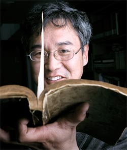 日帝時代の語文・教育政策を研究するため教科書およそ２８０種類を収集したホ・ジェヨン教授。