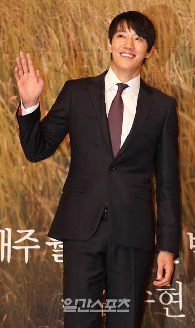 １１日、ソウル木洞（モクドン）のＳＢＳ（ソウル放送）社屋でで開かれた月火ドラマ「千日の約束」制作発表会に登場した俳優キム・レウォン。