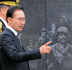 米国を国賓訪問中の李明博（イ・ミョンバク）大統領が１２日（現地時間）、ワシントンＤＣの韓国戦記念公園を訪問して献花した後、公園を歩いている。