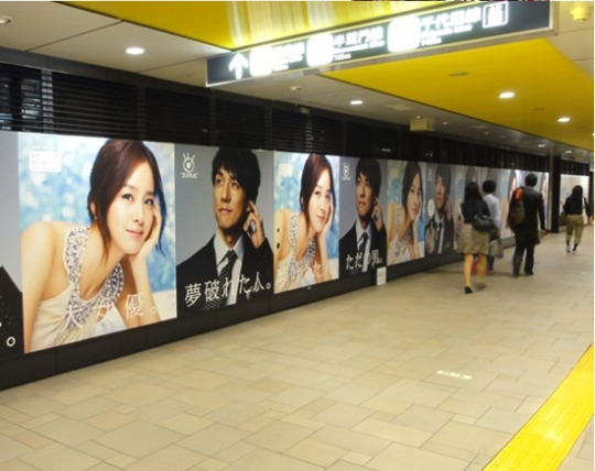 東京の地下鉄駅を占領したキム・テヒのポスター。