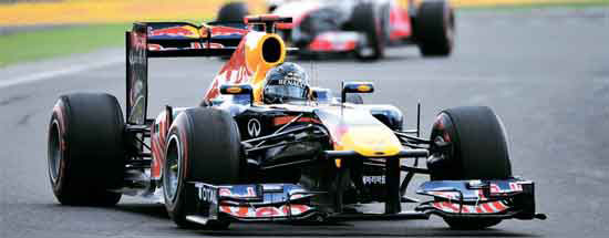 １６日に閉幕した２０１１Ｆ１コリアＧＰで優勝したレッドブルレーシング（ＲＢＲ－Ｒｅｎａｌｕｔ）チームのセバスチャン・ベッテルの疾走。