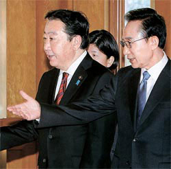 李明博大統領が１９日、青瓦台で日本の野田佳彦首相を単独会談場に案内している。