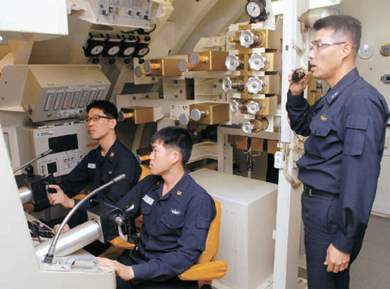 潜水艦「李阡」（ＳＳ０６２、１２００トン級）第１操舵員のイ・サンミン上士（左）と第２操舵員のチョン・グクジン下士が２０日、「李阡」の構造と同じシミュレーション駆動装置で操縦訓練をしている。潜水艦内部の操縦室の写真は海軍保安規定上、撮影および公開が許されなかった。（写真＝海軍提供）