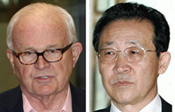 米ボズワース北朝鮮担当特別代表（左）と北朝鮮の金桂寛（キム・ゲグァン）外務省第１次官。