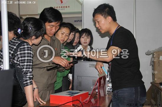 コンピューターを珍しそうに眺める北朝鮮の住民。