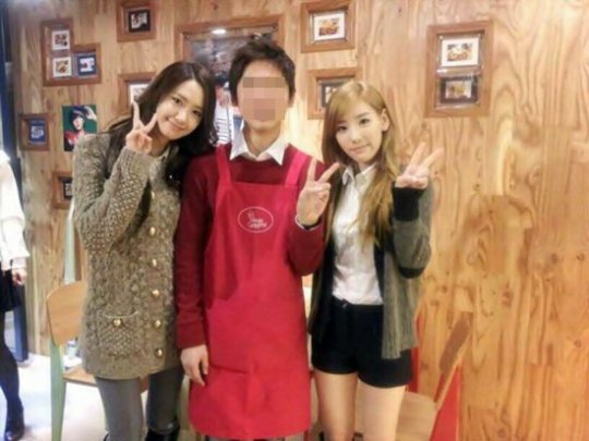 少女時代のテヨン ユナ 私服でカフェ出現 真ん中の男は誰 Joongang Ilbo 中央日報