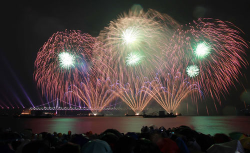 ２９日、釜山（プサン）の広岸里（クァンアンリ）海水浴場で第７回釜山世界花火フェスティバルが行われ、華やかな花火が夜空を彩っている。