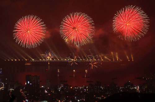 ２９日、釜山（プサン）の広岸里（クァンアンリ）海水浴場で第７回釜山世界花火フェスティバルが行われ、華やかな花火が夜空を彩っている。
