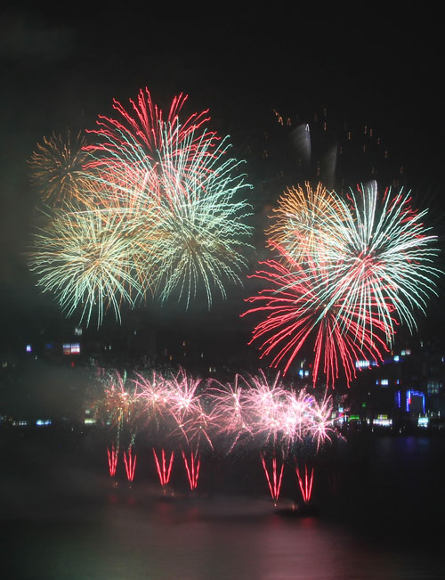 ２９日、釜山（プサン）の広岸里（クァンアンリ）海水浴場で第７回釜山世界花火フェスティバルが行われ、華やかな花火が夜空を彩っている。