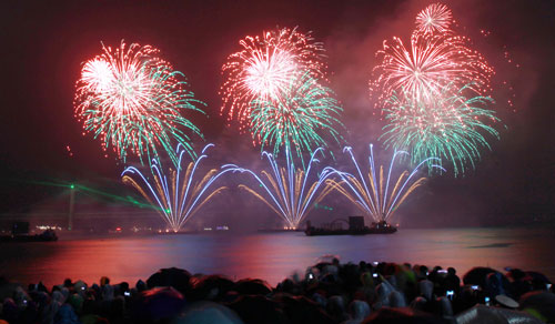 ２９日、釜山（プサン）の広岸里（クァンアンリ）海水浴場で第７回釜山世界花火フェスティバルが行われ、華やかな花火が夜空を彩っている。