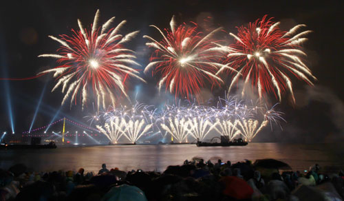 ２９日、釜山（プサン）の広岸里（クァンアンリ）海水浴場で第７回釜山世界花火フェスティバルが行われ、華やかな花火が夜空を彩っている。