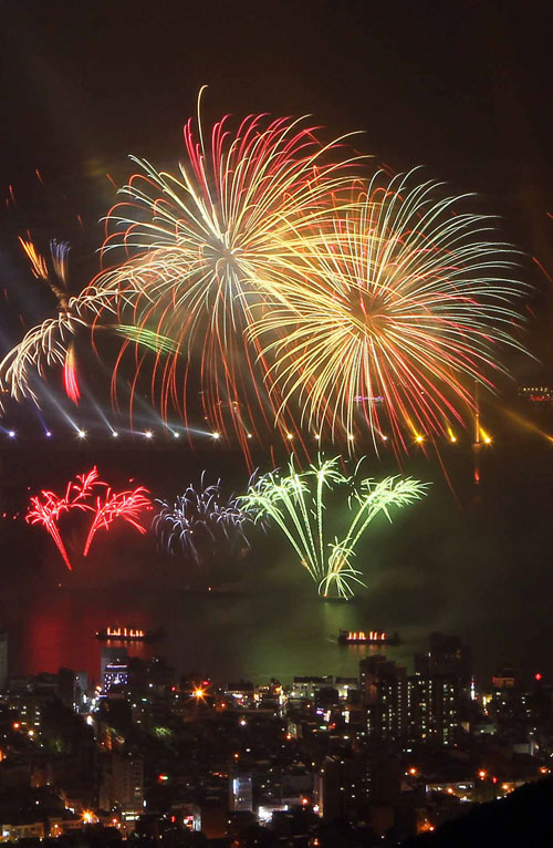 ２９日、釜山（プサン）の広岸里（クァンアンリ）海水浴場で第７回釜山世界花火フェスティバルが行われ、華やかな花火が夜空を彩っている。