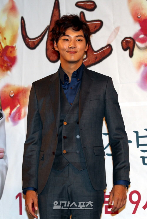 ３１日、６３ビルで行われたドラマ「私も、花！」の制作発表会に登場した俳優のユン・シユン。