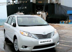 韓国トヨタは１日、京幾道平沢（キョンギド・ピョンテク）国際自動車埠頭を通して、米インディアナ工場で生産したミニバン「シエナ」を輸入した。