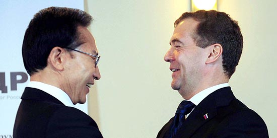 韓国の李明博（イ・ミョンバク）大統領（左）とロシアのメドベージェフ大統領が２日、ロシアのサントペテルブルクのホテルで開かれた首脳会談の前、あいさつをしている。