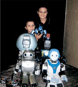 「ドロシーの冒険」公演後、ロボット俳優と記念撮影をするイタリアの子どもたち。 （写真＝ロボットエバー提供）