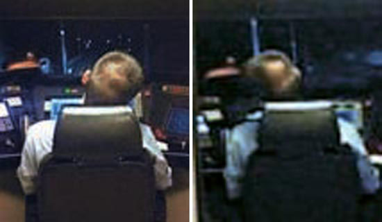 ４日夜、中国福建省廈門から浙江省温州に向かう高速列車の運転士が運転中にウトウトしている場面が乗客の携帯電話カメラで撮影された（写真＝微博ウェブサイト）。