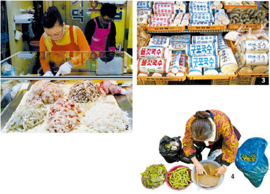 釜山（プサン）の亀浦（クポ）市場。２、市場だけで売っている食べ物も多い。３、亀浦ククス。４、市の立つ日には、自ら育てた野菜を持ってくる人も。