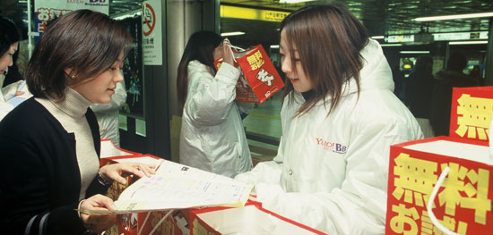 ２００１年、ヤフーＢＢの職員が東京地下鉄駅で超高速インターネットの販促を行っている（写真＝ソフトバンク提供）。