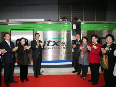 １６日午前１０時、清涼里（チョンリャンリ）駅で開かれた準高速列車「ＩＴＸ－青春」命名式で、許准栄（ホ・ジュンヨン）社長が張光根（チャン・クァングン）国会国土海洋委員長ら貴賓、ＧＬＯＲＹ（Ｇｒｅｅｎ　Ｌｉｆｅ　Ｏｆ　Ｒａｉｌｗａｙ　Ｙｅａｒｎｉｎｇ）会員と一緒に拍手をしている。