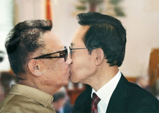 ベネトン「ｕｎｈａｔｅ」キャンペーンでの、金正日（キム・ジョンイル）北朝鮮総書記（左）と李明博（イ・ミョンバク）大統領のキスの写真（写真＝ベネトン提供）。