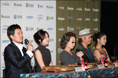 毎年恒例の青龍映画賞ハンドプリンティングが、ソウル西部のCGV永登浦(ヨンドゥンポ)にて行なわれました。昨年の主演・助演・新人賞受賞者たちが集合し、豪華な顔ぶれ！ 