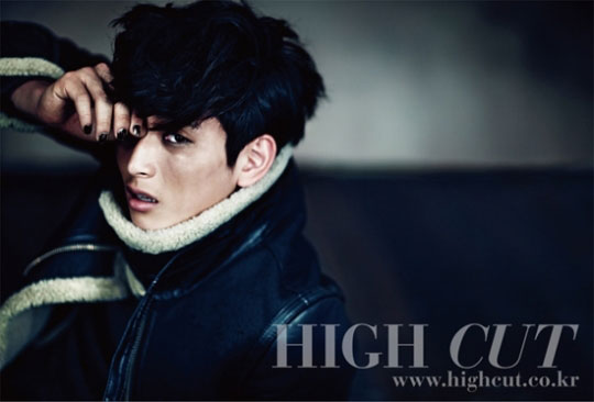 スタイルファッションマガジン「ＨＩＧＨ　ＣＵＴ（ハイカット）」のグラビアに登場した２ＡＭのジヌン（写真＝ＨＩＧＨ　ＣＵＴ提供）。