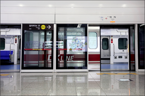 2011年10月29日に開通したばかりの新盆唐線（シンブンダンソン）。地下鉄２号線江南（カンナム）駅から、ソウル市の南東部に位置する盆唐（ブンダン）を結ぶ地下鉄の新路線です。 
