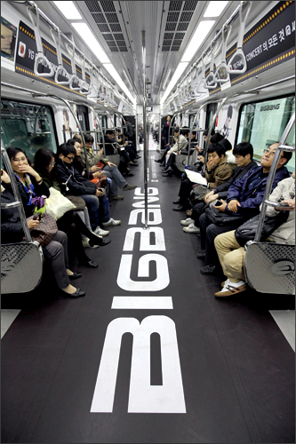 さっそく乗車してみますが、いつもの地下鉄と内部が違います。