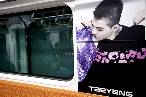 列車は、BIGBANG・２NE１などのYGエンターテイメント所属メンバーらの写真やイラストでいっぱい。また、列車内のモニターにはメンバーたちの映像も流れています。
