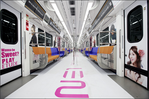 新盆唐線を走る列車の中でも１台しかないため、なかなか出会う確率は低いですが、大好きなアーティストに囲まれての電車旅行は挑戦してみる価値アリです！