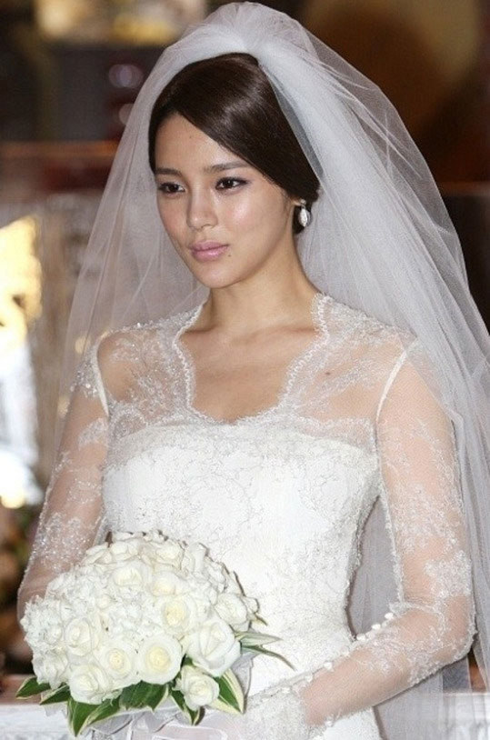 １９日、ソウルのグランドハイヤットホテルで４才年上の会社員と結婚した女優パク・シヨン（３２）。