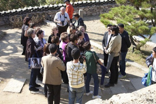 俳優のソン・イルグクの姿を見にセット場を訪れた日本人ファン（写真＝パッカッ提供）。