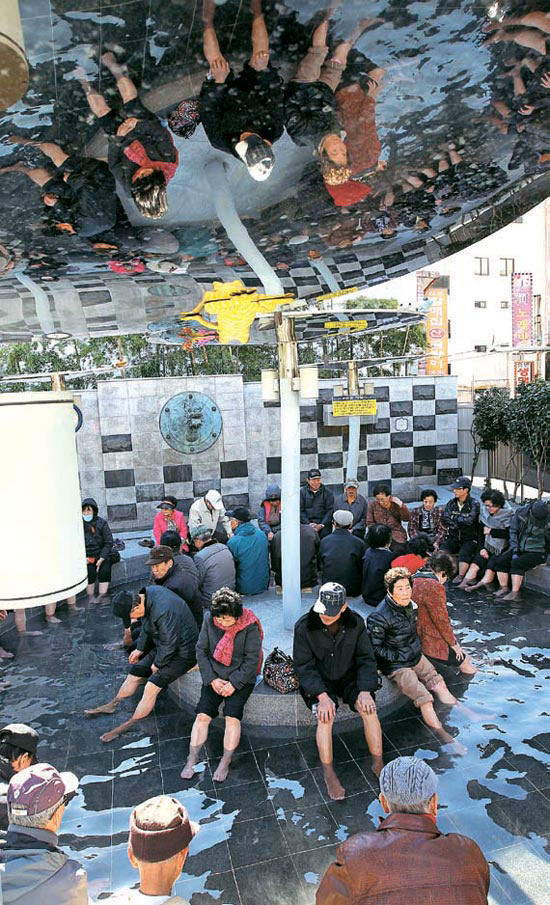 寒いので冷えた足を温めて行きましょう Joongang Ilbo 中央日報