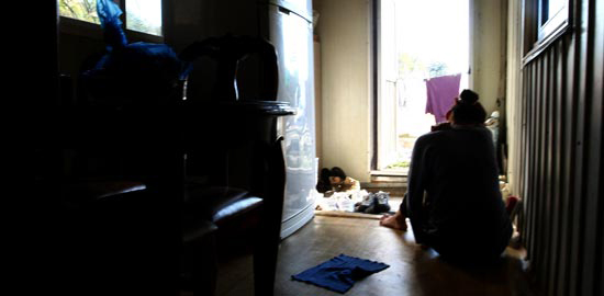 全羅南道長興で数年間にわたり村の住民に性的暴行を受けてきた２１歳の女性が自宅の台所に座っている。精神障害がある女性は最近は家の中だけで生活している。