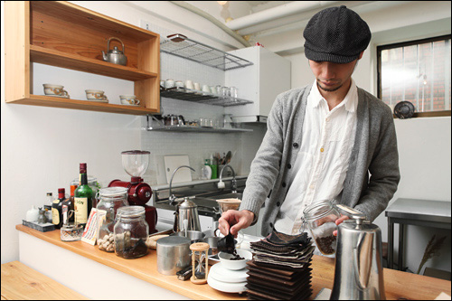 店名からして味のある「雨乃日珈琲店」も、日本人オーナーが経営する隠れ家カフェです。日本の珈琲豆を使ったドリップコーヒーを味わいに、地元常連客が集います。日本文化を発信する空間としてさまざまなイベントも開催しています。