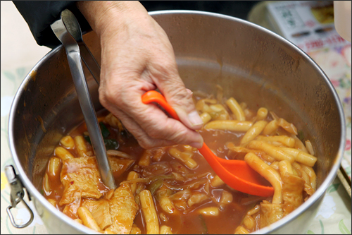 韓国人の国民的おやつ「トッポッキ(餅の甘辛煮)」。元々のトッポッキはコチュジャンの入っていないしょうゆ味で、朝鮮時代に王様が食べていた宮廷料理。1950年代以降に現在の赤くて辛いトッポッキが登場し、今では街の屋台でよく見かけることができます。 