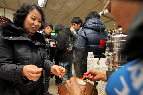 毎月第４木曜日13時からは、トッポッキの試食会も開催。新堂駅を訪れた全ての人に無料で手作りのトッポッキがふるまわれます。寒さで冷え切った体を温めようと、辛くてあつあつのトッポッキを求めて多くの人が集まりました。