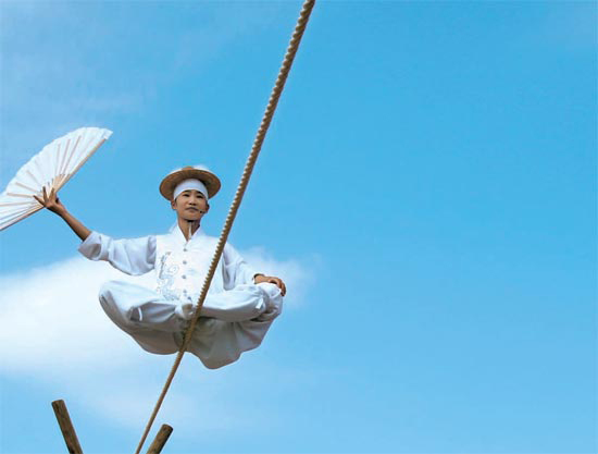 ユネスコ無形文化遺産になった綱渡り。男寺党バウドギ風物チームが綱渡りの公演をしている。簡単なものから始め徐々に難度を高めながら４０種類を超える技を見せる。
