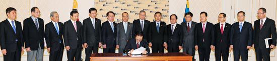 李明博（イ・ミョンバク）大統領が２９日午前、青瓦台（チョンワデ、大統領府）で国務会議を通過した韓米ＦＴＡ履行法律公布案１４件に署名している。