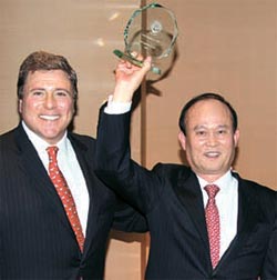 李采郁（イ・チェウク）仁川（インチョン）空港社長（右）がグローバルトラベラーの世界最高空港賞を受賞した後、賞牌を見せている。［仁川空港提供］