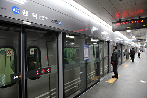 2001年から工事が始まった空港鉄道は、孔徳駅が開通したことで10年かけて全駅オープンを果たしました。また開通を機に、夜間フライトで入国する旅行者のために、仁川国際空港から23：33、23：45発の深夜列車が孔徳駅・ソウル駅まで延長運行されました。