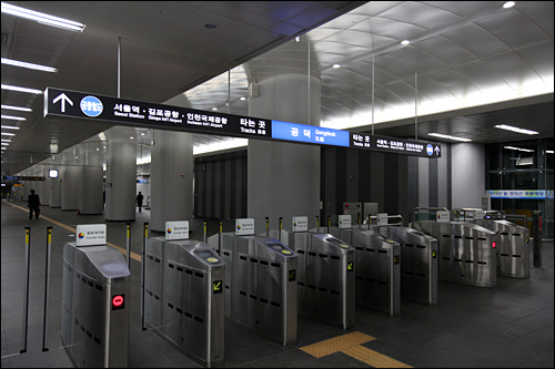 仁川空港から遠いソウル東部も、孔徳駅で５号線に乗り換えると時間の短縮も。2012年末には、一山(イルサン)、坡州(パジュ)からソウル駅に続く京義(キョンイ)線も孔徳駅まで開通予定です。