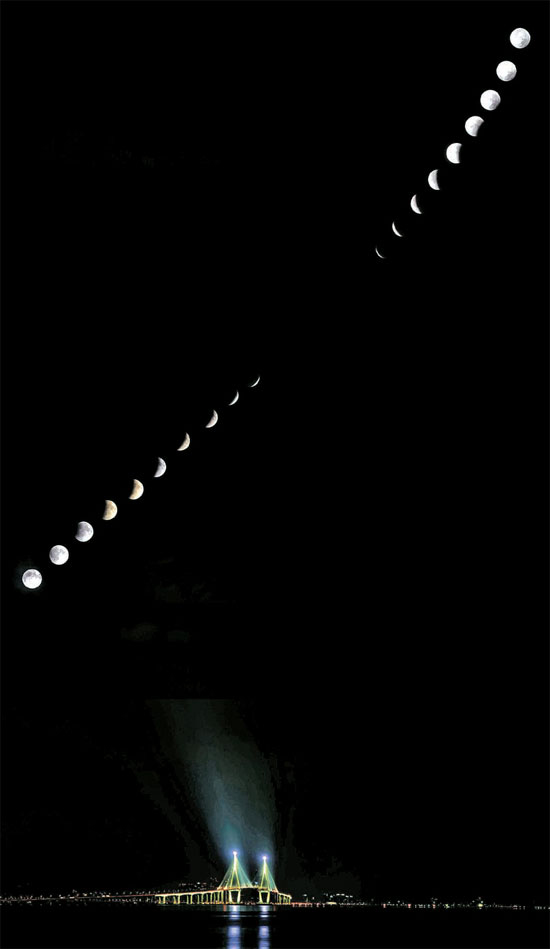 韓国上空で２０００年７月１６日以来初めて全過程を観察できる皆既月食が１０日夜から１１日明け方まで観測された。
