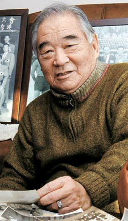 朴景浩（パク・ギョンホ）先生が京畿道楊州（キョンギド・ヤンジュ）の自宅で、１９５６年アジアカップ優勝当時の写真を見ながら当時を振り返っている。